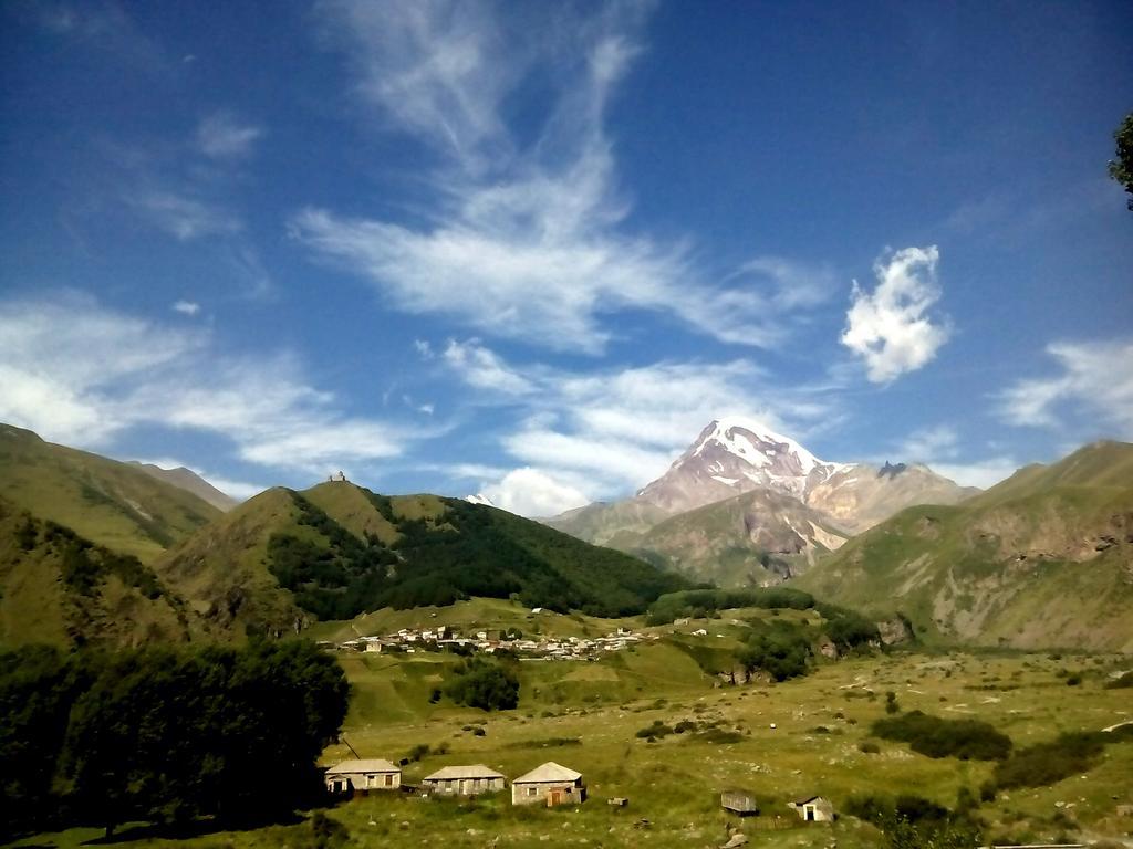 Zura'S Guesthouse Kazbegi Екстериор снимка